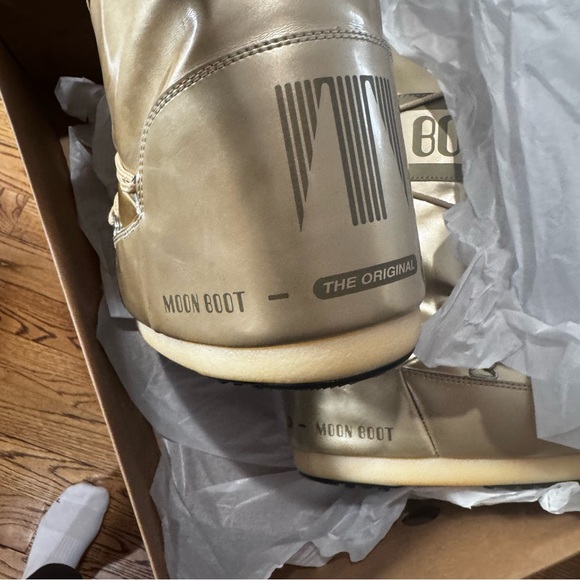 Women’s Tall Glossy Icon Vinil Moon Boots Gold Waterproof size 6 (3.5-6) NEW - Picture 5 of 6